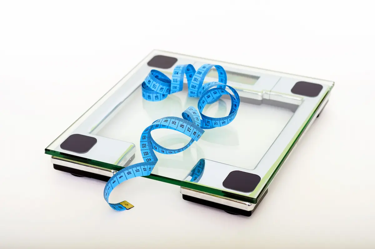 Pèse-personne numérique en verre et mètre ruban bleu, outils de suivi santé